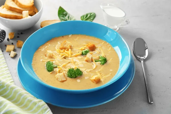 Teller mit Brokkoli-Cheddar-Suppe — Stockfoto