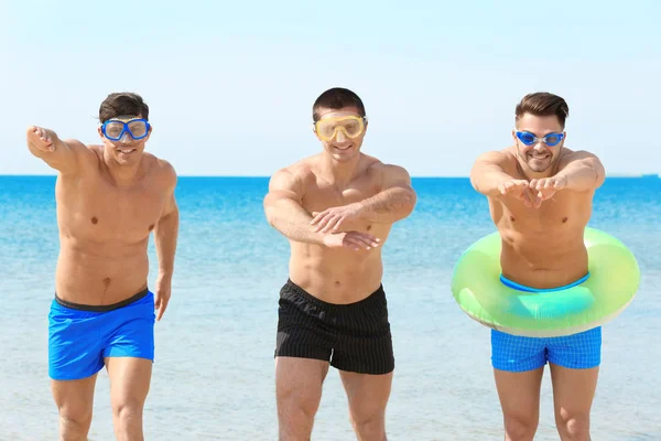 Przystojnych mężczyzn na plaży — Zdjęcie stockowe