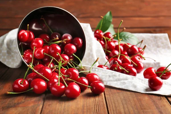 Ripe cherries in bowl — Stock Photo, Image