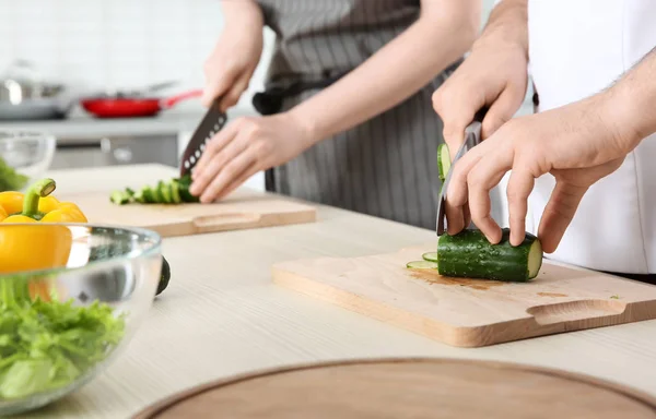 Yemek dersleri veren aşçı — Stok fotoğraf
