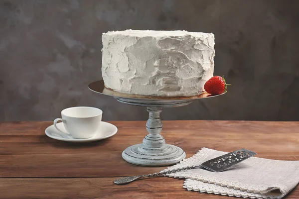 Delicioso pastel de vainilla con crema batida —  Fotos de Stock