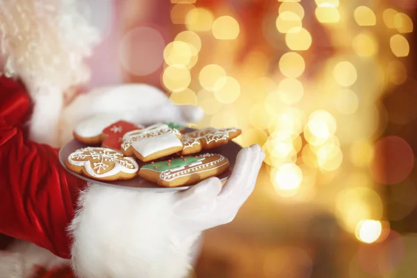 Babbo Natale che tiene il piatto con i biscotti — Foto Stock