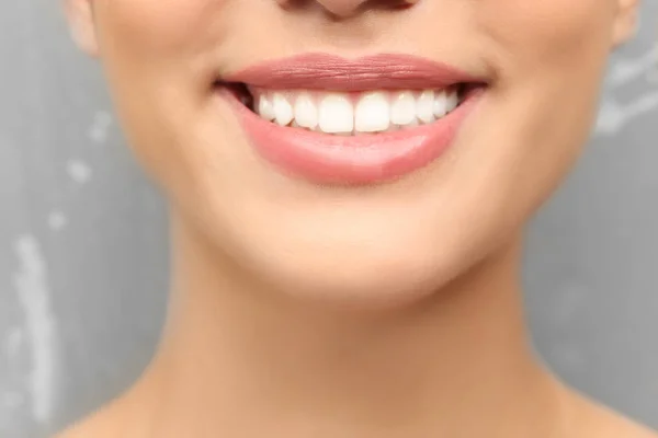 Giovane donna con denti sani — Foto Stock