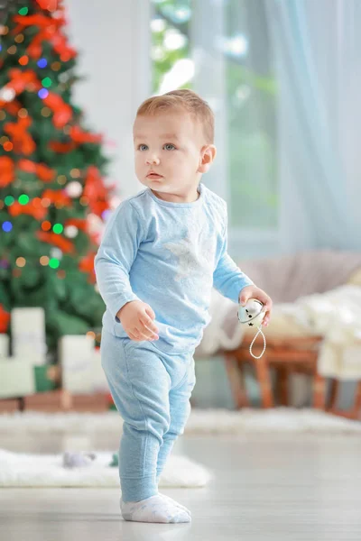 Симпатичный маленький ребенок в комнате, украшенной к Рождеству — стоковое фото