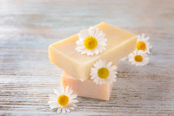 Sabun ve papatya çiçekler