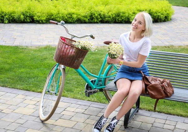 Bisiklet ile güzel bir genç kadın  