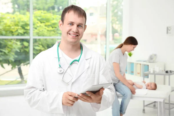 Porträt Hausarzt und glückliche Mutter mit gesundem Baby im Krankenhaus — Stockfoto