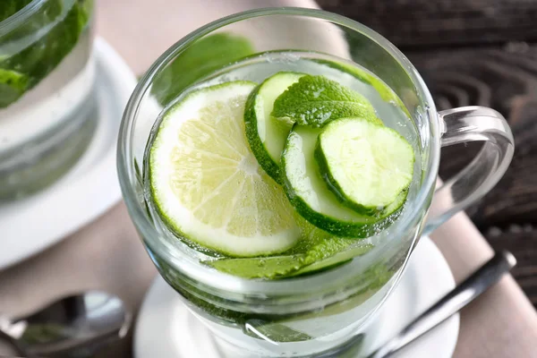 Refreshing water with mint and cucumber — Stock Photo, Image