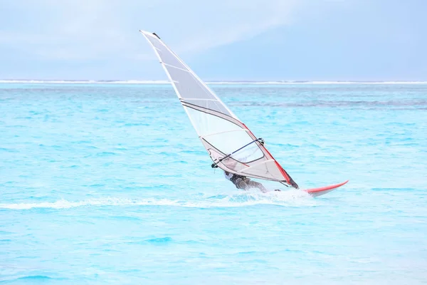 Uomo windsurf in località balneare — Foto Stock