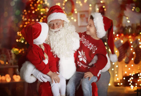 Carino bambino e ragazza con Babbo Natale in camera decorata per Natale — Foto Stock