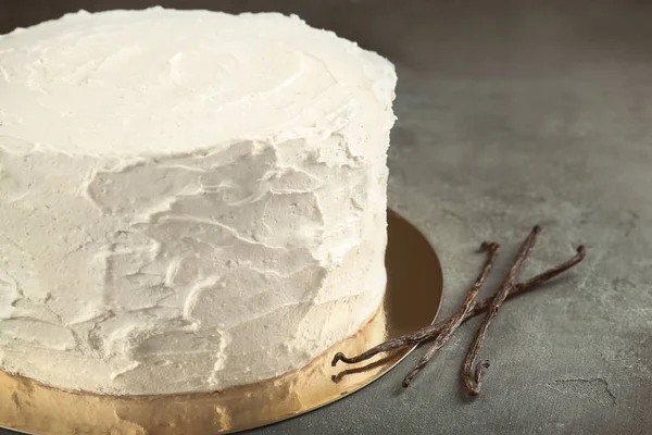 Delicioso pastel de vainilla con crema batida —  Fotos de Stock