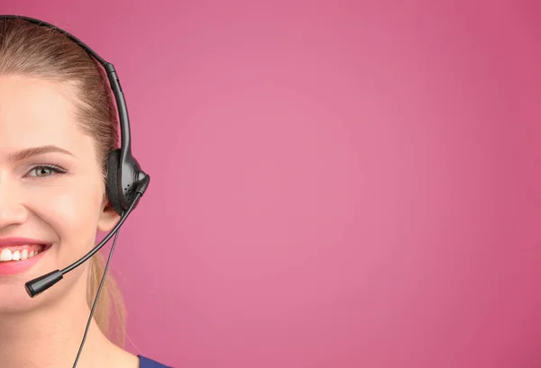 Schöne junge Frau mit Headset — Stockfoto