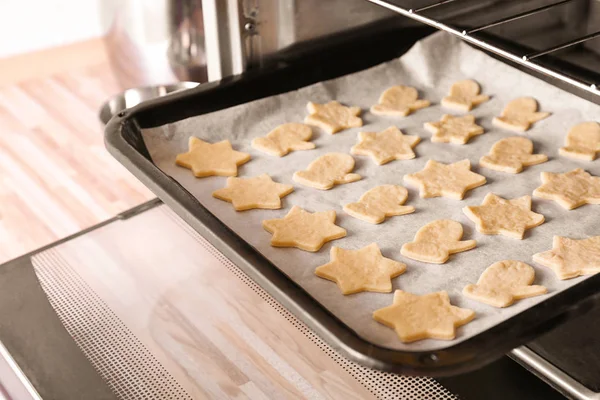 Bakplåt med raw julkakor — Stockfoto