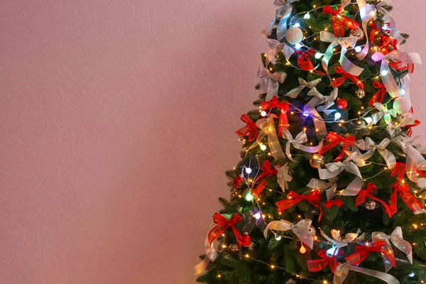 Hermoso abeto decorado para Navidad — Foto de Stock
