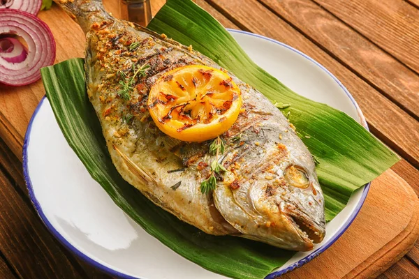 Lezzetli kızarmış balık ile plaka 