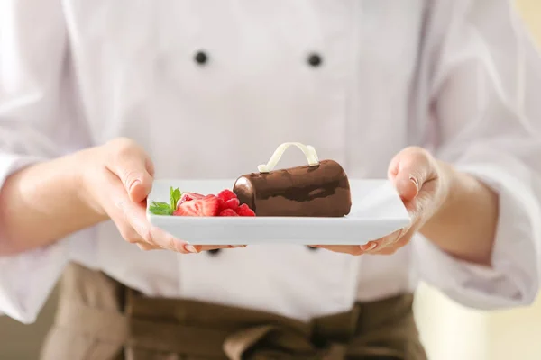 Chef femenino con sabroso postre — Foto de Stock