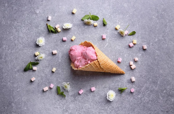 Cono con gustoso gelato allo yogurt — Foto Stock