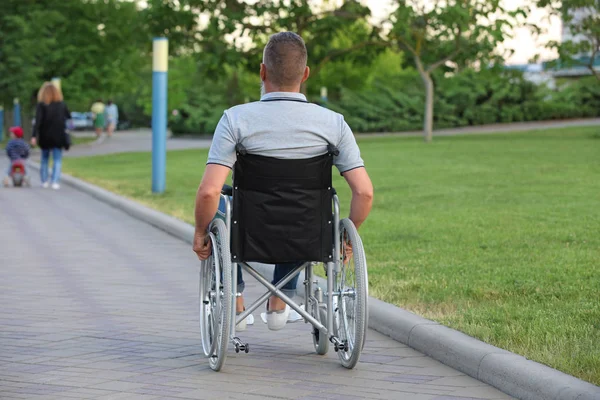 Uomo anziano sulla sedia a rotelle all'aperto — Foto Stock