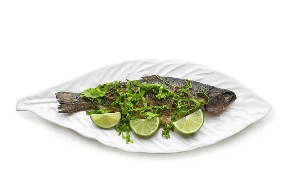 Тарелка с вкусной жареной рыбой — стоковое фото