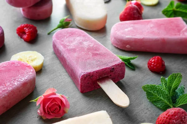 Sabroso helado de yogur con bayas — Foto de Stock