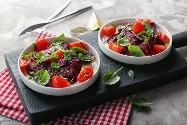 Тарелки со свежим свекловичным салатом — стоковое фото