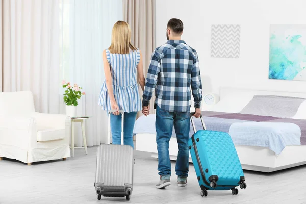 Junges Paar mit Gepäck — Stockfoto