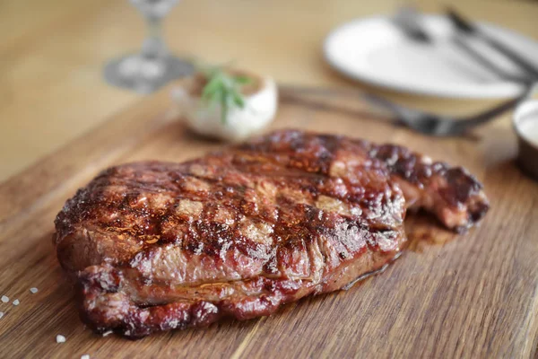Ahşap tahta üzerinde lezzetli ızgara biftek 