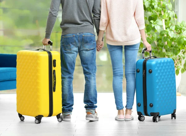 Jovem casal com bagagem — Fotografia de Stock