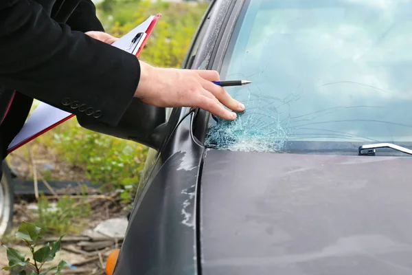 Pojištění kontroly rozbité auto — Stock fotografie