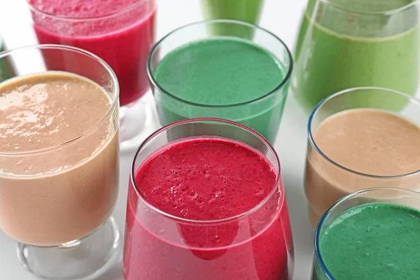 Lunettes avec différents smoothies — Photo