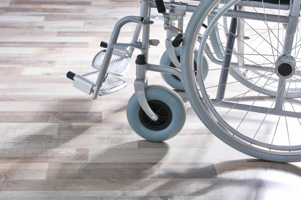 Cadeira de rodas no quarto . — Fotografia de Stock