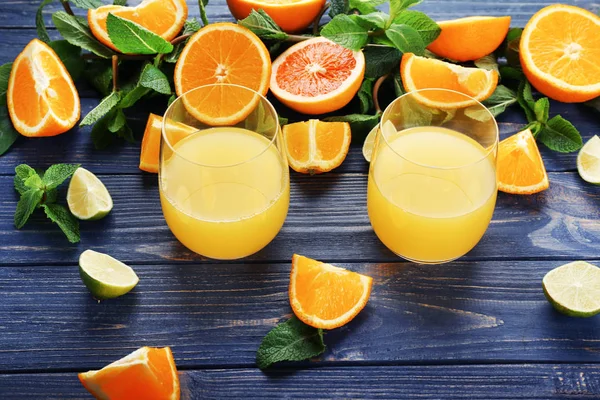 Окуляри зі смачним апельсиновим соком — стокове фото