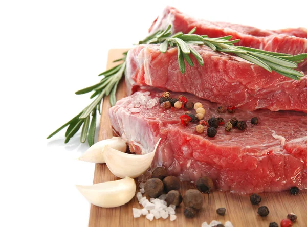 Taze çiğ et ile ahşap tahta 