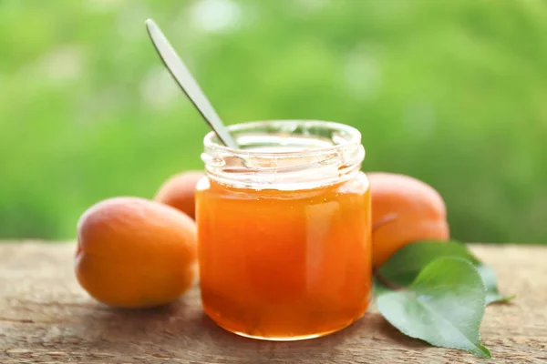 Marmellata di albicocche in vaso con cucchiaio — Foto Stock