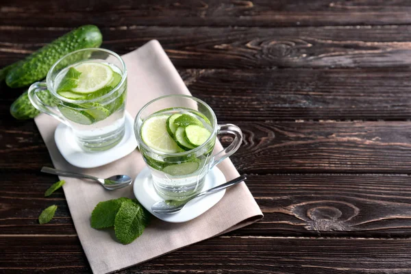 Acqua rinfrescante con menta e cetriolo — Foto Stock