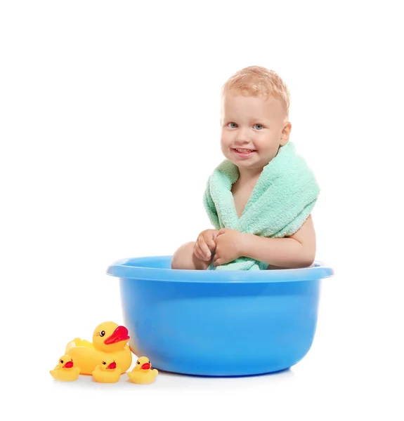 Adorable niño sentado en un lavabo de plástico aislado en blanco —  Fotos de Stock