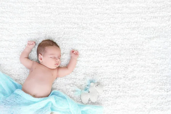Aranyos kis baba alszik a puha takaró — Stock Fotó