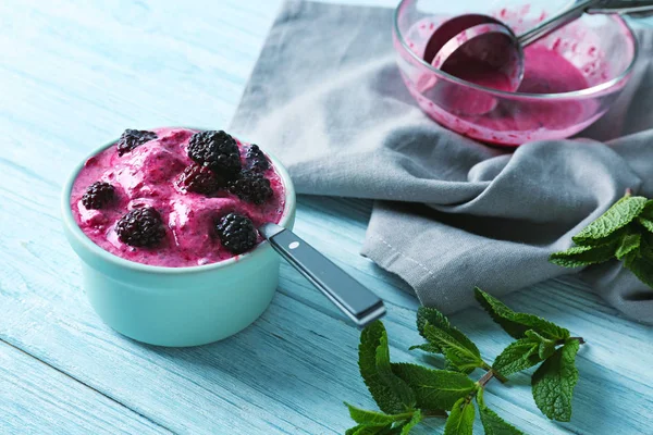 BlackBerry yoğurt dondurma ile kase 