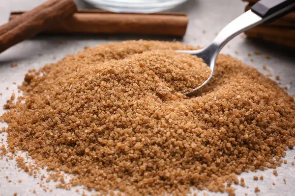 Kaşık ile tarçın şeker