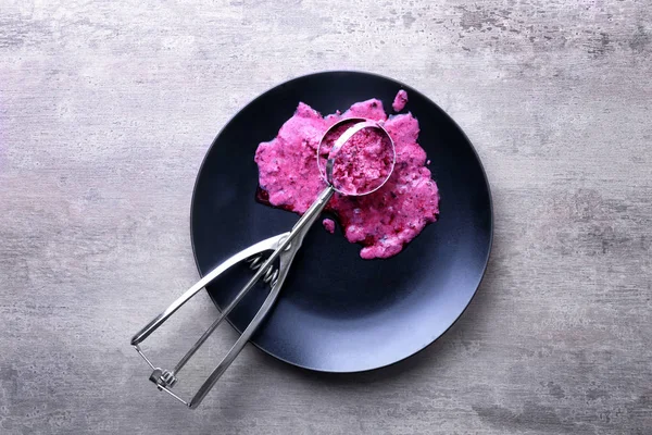 Assiette avec cuillère de crème glacée au yaourt — Photo