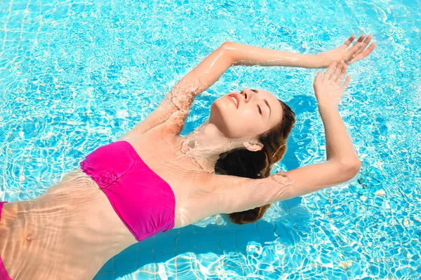 Donna in piscina — Foto Stock