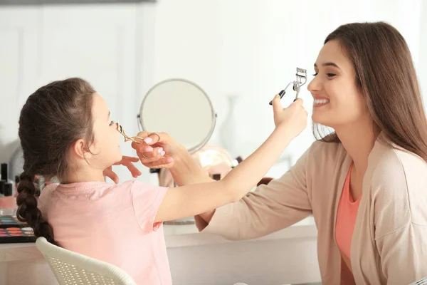 Kvinna och dotter tillämpa makeup — Stockfoto