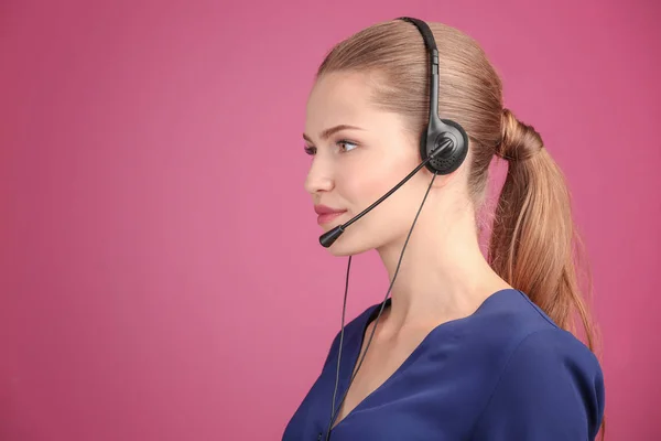 Hermosa mujer joven con auriculares —  Fotos de Stock