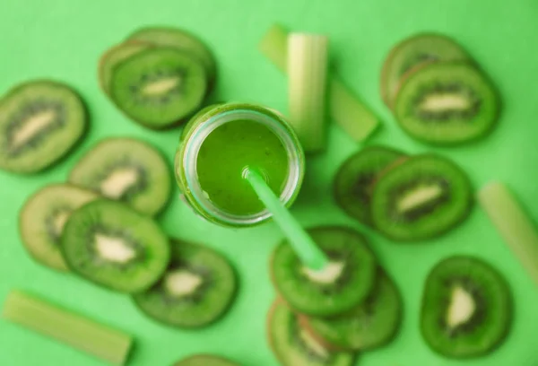 Botella con batido y kiwi maduro en rodajas — Foto de Stock