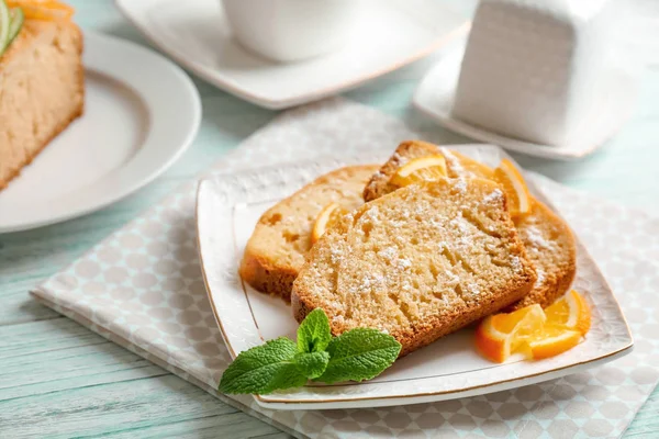 Plate with delicious sliced citrus cake — Stock Photo, Image