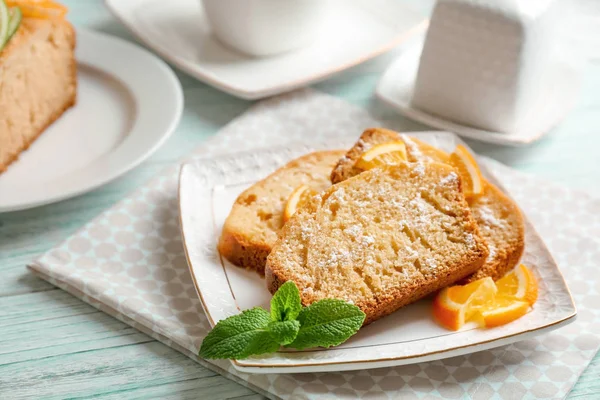 Placa con delicioso pastel de cítricos en rodajas — Foto de Stock