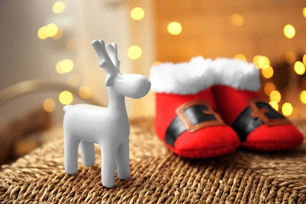 Dekorative Hirsche und weihnachtliche Babybooties — Stockfoto