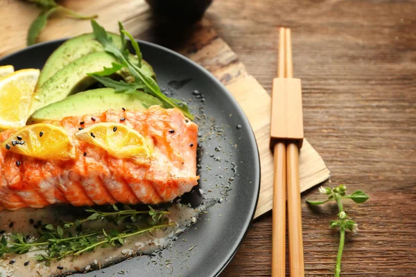 Lezzetli somonu dilim ile plaka 