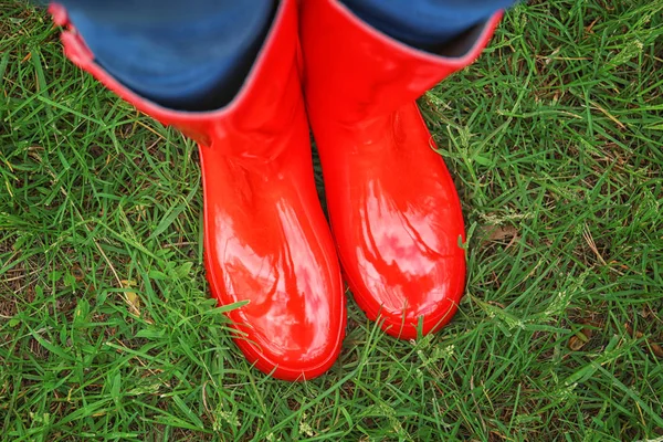 Femme en bottes en caoutchouc rouge — Photo