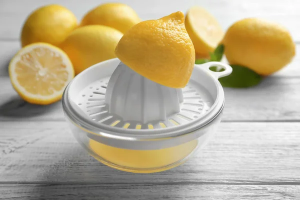 Лимоны и пластиковый сжиматель — стоковое фото